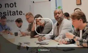 Uczestnicy podczas sesji assessment center, skupieni na zadaniach przy stole.