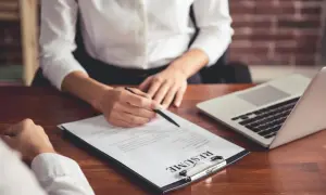 Czy CV można napisać ręcznie? Zobacz zalety i wady tego rozwiązania