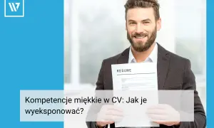 Uśmiechnięty mężczyzna prezentuje CV, podkreślając znaczenie kompetencji miękkich w budowaniu kariery.