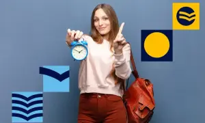 Młoda kobieta z plecakiem trzyma budzik, wskazując palcem. Czas na świadectwo dojrzałości!