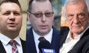 Trzech mężczyzn, w tym rektor, w garniturach. Jeden z nich mówi do mikrofonu TVP3.