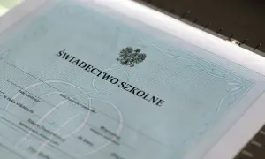 Świadectwo szkolne z godłem Polski. Dokument potwierdza ukończenie technikum, otwierając drogę do dalszej edukacji lub kariery.