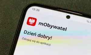 Ekran smartfona z aplikacją mObywatel. Wkrótce pojawi się tu cyfrowa legitymacja nauczyciela.