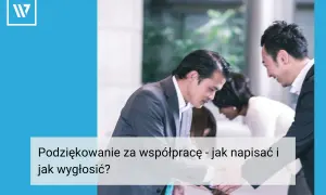 Biznesmeni w garniturach pochylają się nad dokumentami. Tekst na zdjęciu: "Podziękowanie za współpracę - jak napisać i jak wygłosić?".