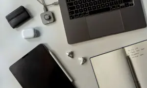 Laptop, tablet, słuchawki i notatnik z listą zadań. Idealne narzędzia do pracy, nawet jeśli to tylko umowa zlecenie do stażu pracy.