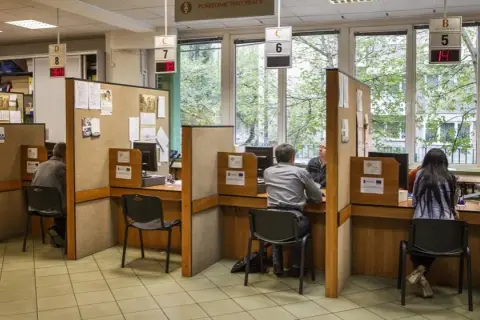 Czy urząd pracy sprawdza zatrudnienie za granicą i jakie są konsekwencje?
