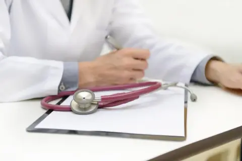 Kto wypłaca zasiłek chorobowy po ustaniu zatrudnienia? Ważne informacje