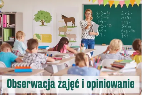 Nauczycielka prowadzi lekcję matematyki, a uczniowie uważnie obserwują. To przykład hospitacji.