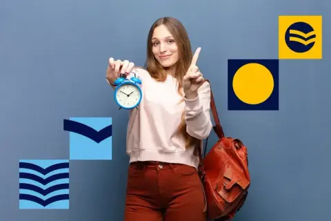 Młoda kobieta z plecakiem trzyma budzik, wskazując palcem. Czas na świadectwo dojrzałości!