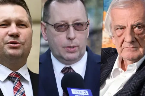 Trzech mężczyzn, w tym rektor, w garniturach. Jeden z nich mówi do mikrofonu TVP3.