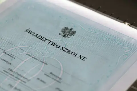 Świadectwo szkolne z godłem Polski. Dokument potwierdza ukończenie technikum, otwierając drogę do dalszej edukacji lub kariery.