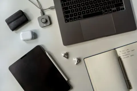 Laptop, tablet, słuchawki i notatnik z listą zadań. Idealne narzędzia do pracy, nawet jeśli to tylko umowa zlecenie do stażu pracy.
