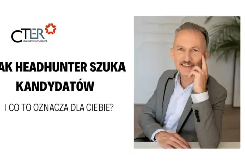 Uśmiechnięty headhunter w szarym garniturze, z dłonią przy twarzy, obok napisu "Jak headhunter szuka kandydatów".