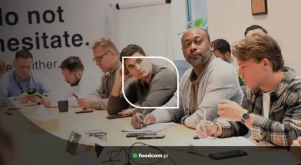 Uczestnicy podczas sesji assessment center, skupieni na zadaniach przy stole.