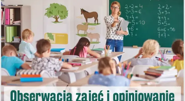 Nauczycielka prowadzi lekcję matematyki, a uczniowie uważnie obserwują. To przykład hospitacji.