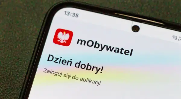Ekran smartfona z aplikacją mObywatel. Wkrótce pojawi się tu cyfrowa legitymacja nauczyciela.