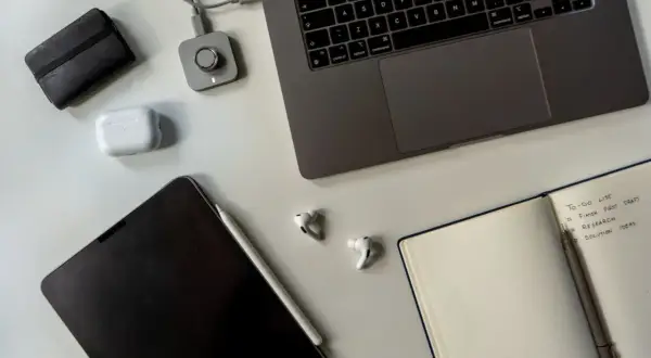 Laptop, tablet, słuchawki i notatnik z listą zadań. Idealne narzędzia do pracy, nawet jeśli to tylko umowa zlecenie do stażu pracy.