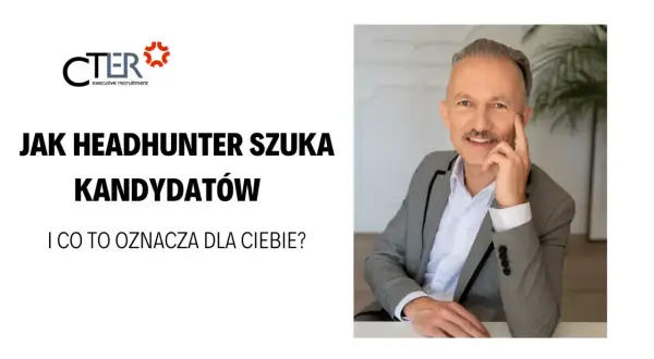 Uśmiechnięty headhunter w szarym garniturze, z dłonią przy twarzy, obok napisu "Jak headhunter szuka kandydatów".