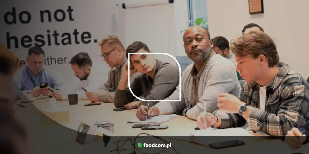 Uczestnicy podczas sesji assessment center, skupieni na zadaniach przy stole.