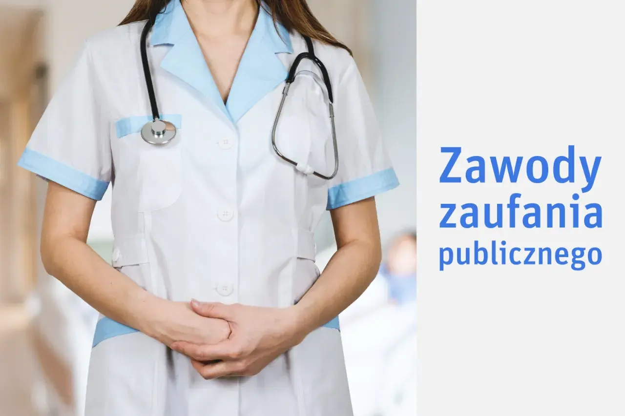Osoba w białym fartuchu z niebieskimi wykończeniami, ze stetoskopem na szyi, symbolizuje zawód zaufania publicznego.