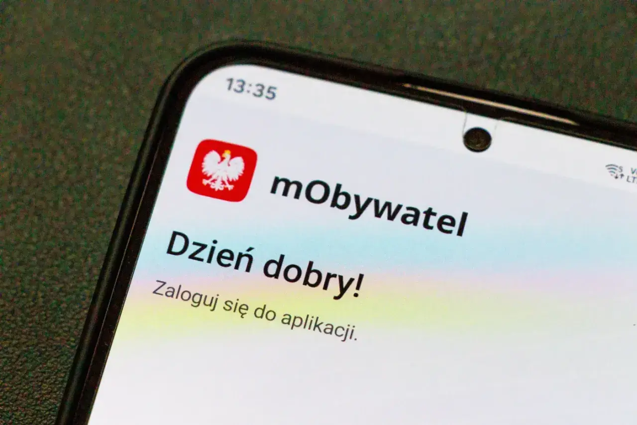Ekran smartfona z aplikacją mObywatel. Wkrótce pojawi się tu cyfrowa legitymacja nauczyciela.