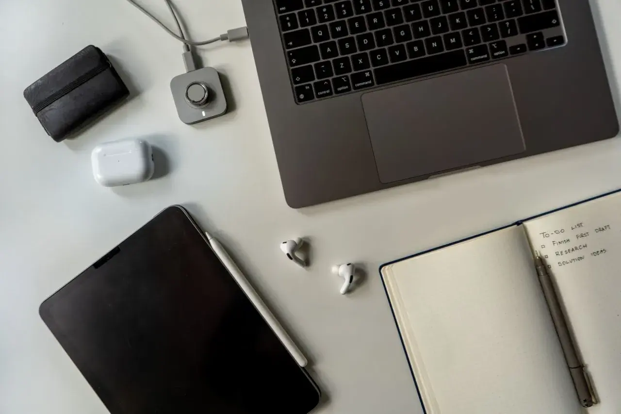 Laptop, tablet, słuchawki i notatnik z listą zadań. Idealne narzędzia do pracy, nawet jeśli to tylko umowa zlecenie do stażu pracy.
