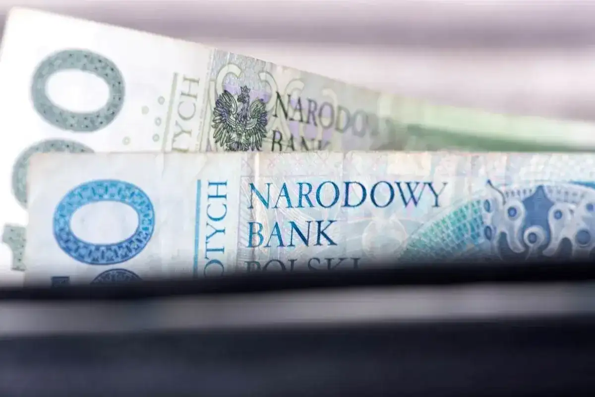 Polskie banknoty 100 zł. Zastanawiasz się, ile zarabia prokurator?