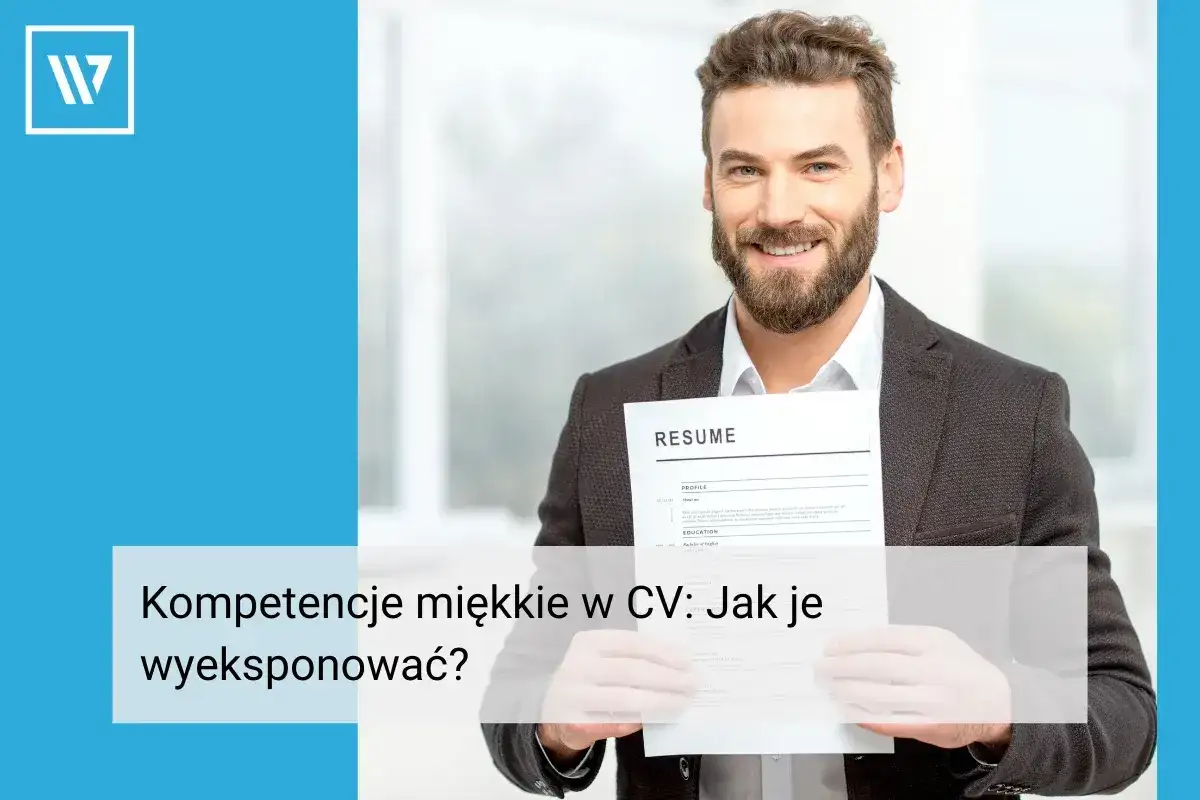 Uśmiechnięty mężczyzna prezentuje CV, podkreślając znaczenie kompetencji miękkich w budowaniu kariery.
