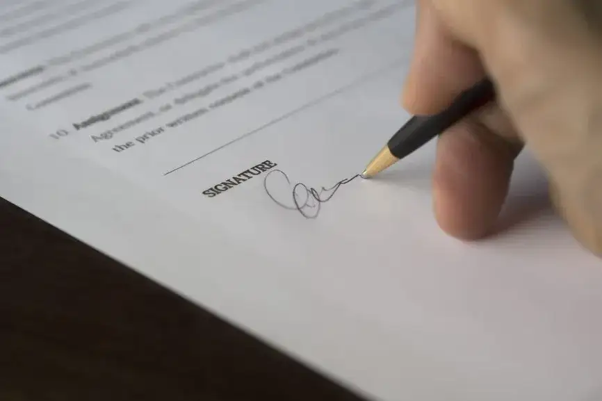 Zdjęcie Czy CV się podpisuje? Dowiedz się, kiedy to naprawdę potrzebne