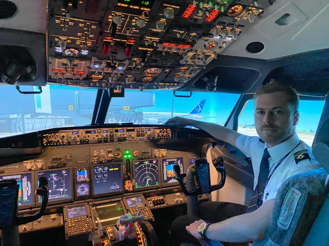 Młody pilot w kabinie samolotu, przygotowuje się do lotu. To jego pierwszy krok, jak zostać pilotem.