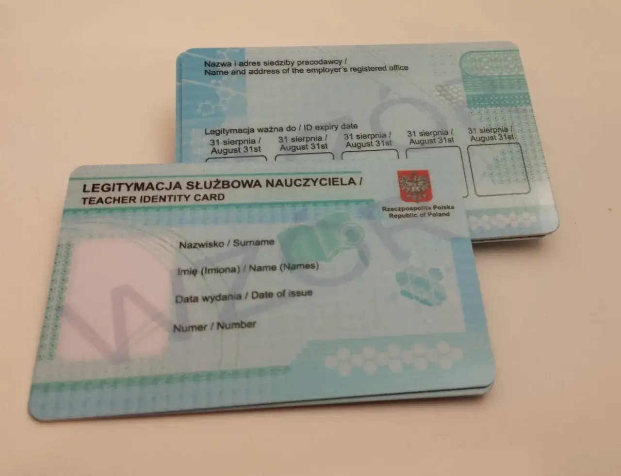 Legitymacja nauczyciela, potwierdzająca tożsamość i uprawnienia, co daje nauczycielowi dostęp do zniżek i przywilejów.
