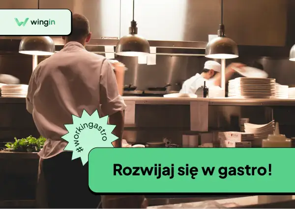 Kucharze w kuchni restauracyjnej rozwijają swoje umiejętności. Widać logo "wingin" i hasło "Rozwijaj się w gastro!".