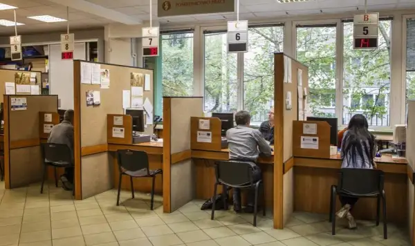 Czy urząd pracy sprawdza zatrudnienie za granicą i jakie są konsekwencje?