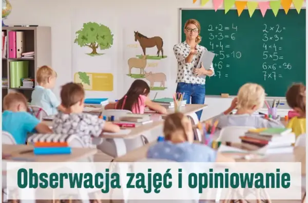 Nauczycielka prowadzi lekcję matematyki, a uczniowie uważnie obserwują. To przykład hospitacji.