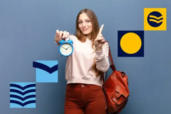 Młoda kobieta z plecakiem trzyma budzik, wskazując palcem. Czas na świadectwo dojrzałości!