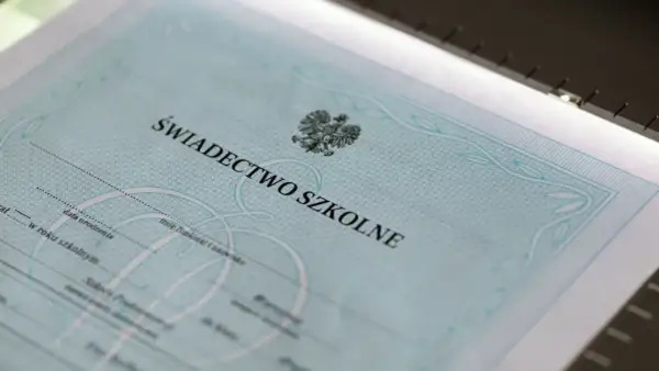 Świadectwo szkolne z godłem Polski. Dokument potwierdza ukończenie technikum, otwierając drogę do dalszej edukacji lub kariery.