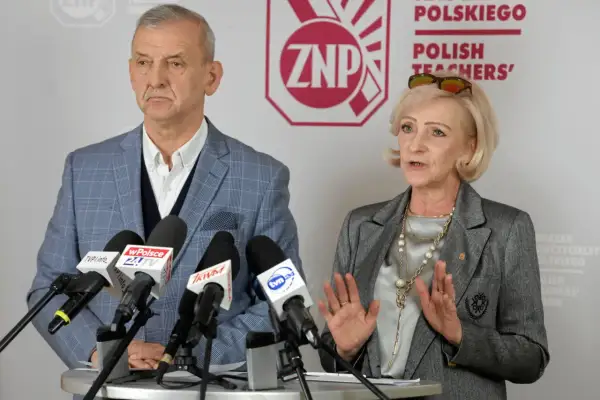 Dwoje przedstawicieli ZNP, związku zawodowego nauczycieli, podczas konferencji prasowej. Mężczyzna w kratę, kobieta w szarym żakiecie.