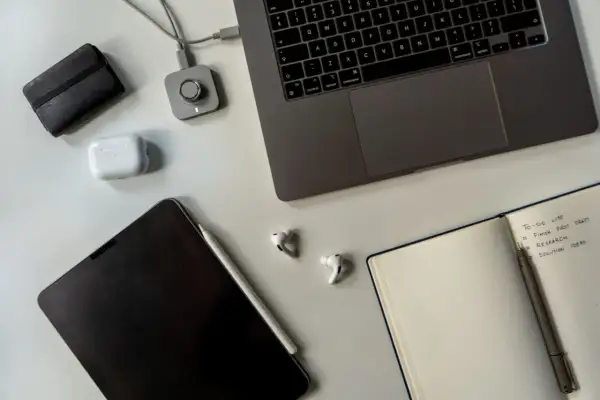 Laptop, tablet, słuchawki i notatnik z listą zadań. Idealne narzędzia do pracy, nawet jeśli to tylko umowa zlecenie do stażu pracy.