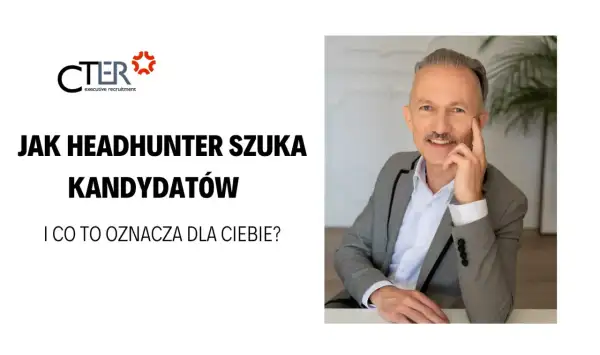 Uśmiechnięty headhunter w szarym garniturze, z dłonią przy twarzy, obok napisu "Jak headhunter szuka kandydatów".